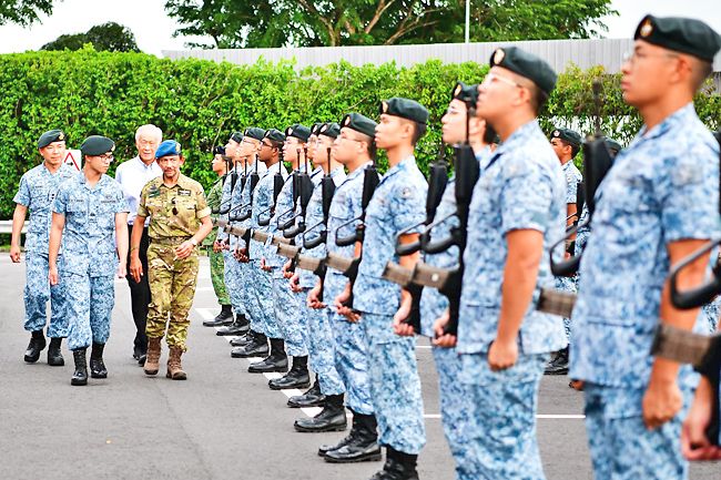 Brunei Sultan meets Singapore PM and tours Air Force base
