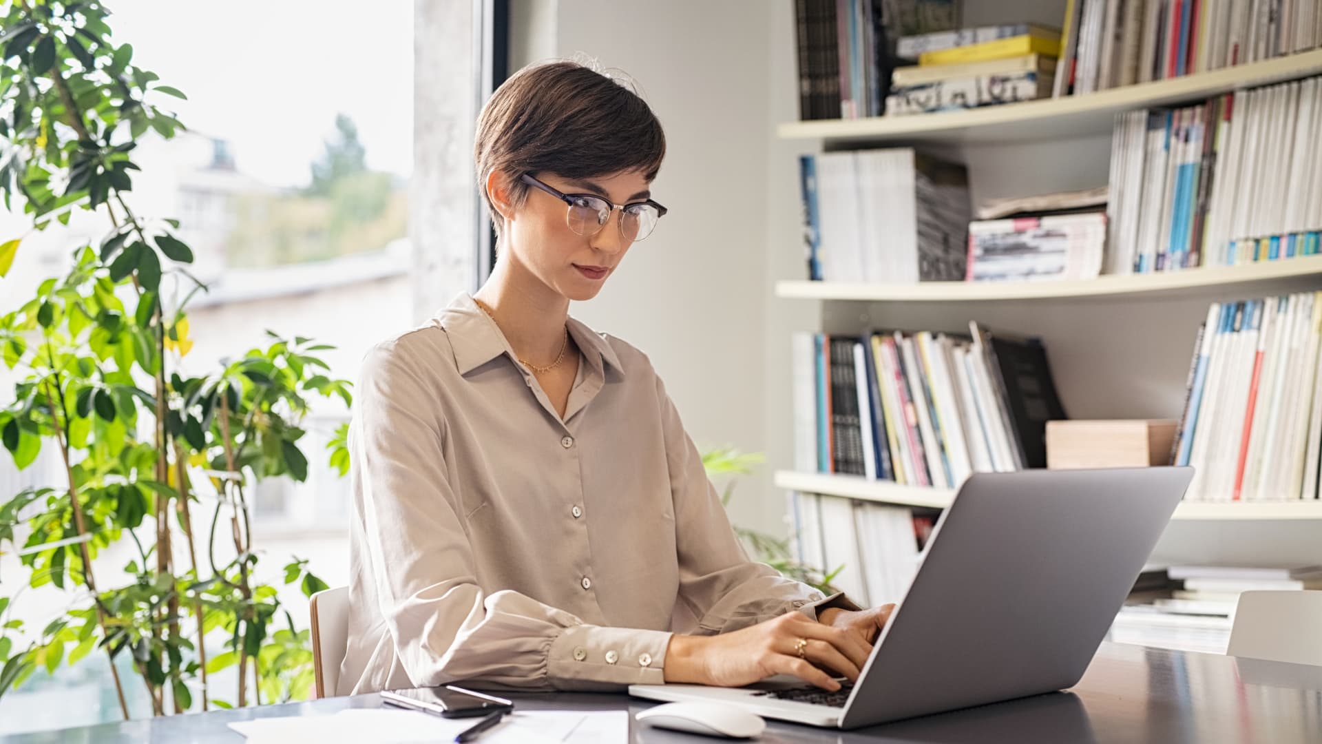 These 2 savings accounts have interest rates of about 5%: Here's which one you should choose